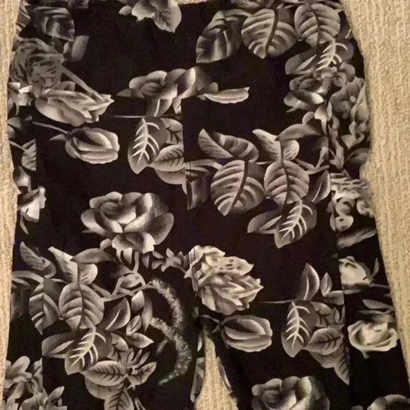 SMALL/MEDIUM BLACK AND WHITE FLORAL LEGGINGS - Picture 3 of 4